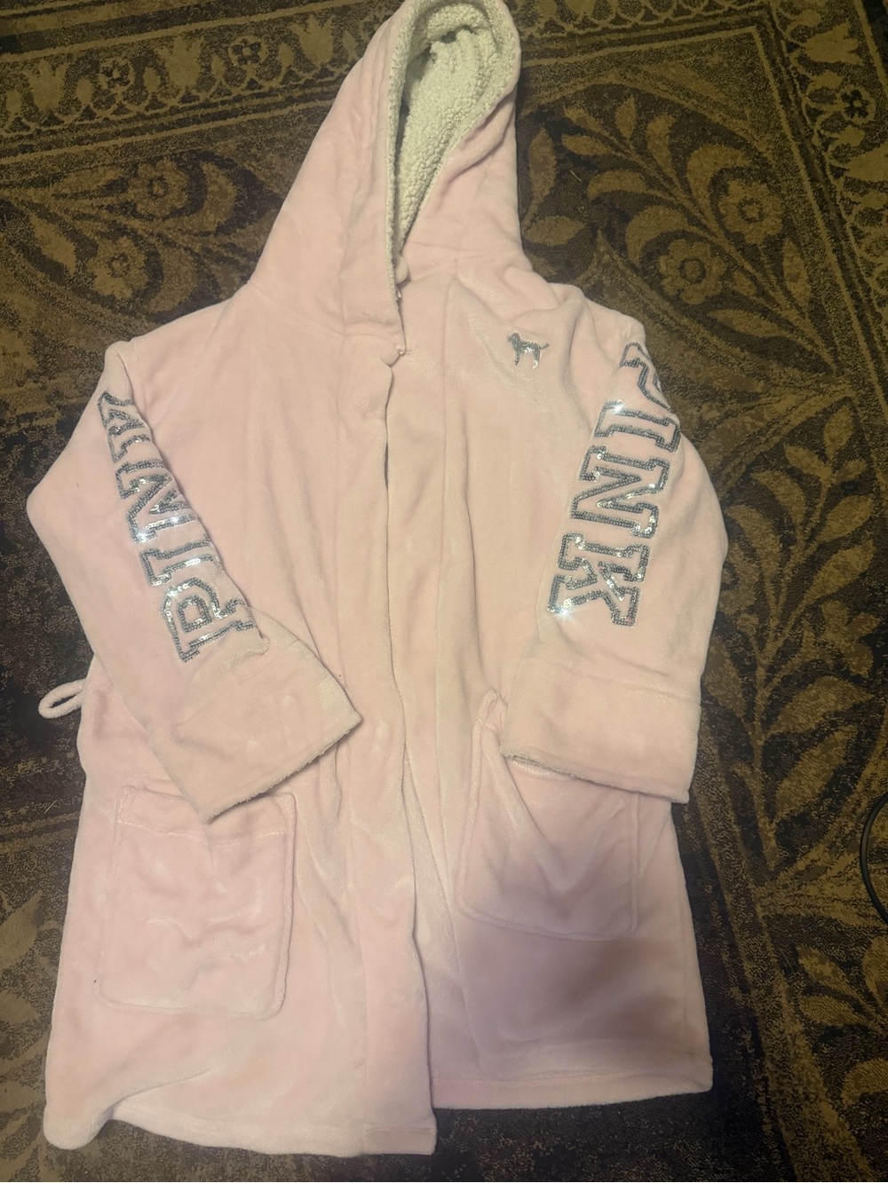 VICTORIA'S SECRET Exquisite PINK
Plush Sherpa Robe Silver Sequin
Bling M/L